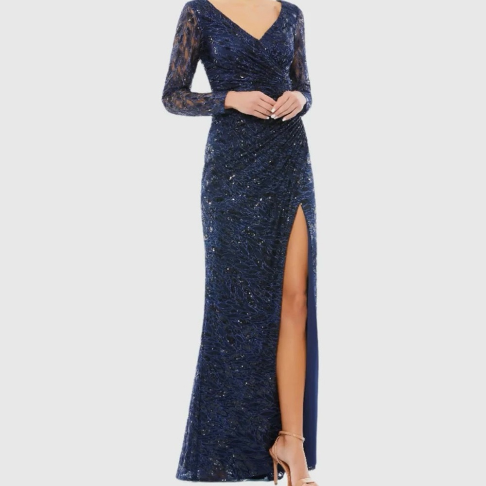 MAC DUGGAL
Navy Long Sleeve Ruched Sequined V-Neck Gown with slit Size 8
